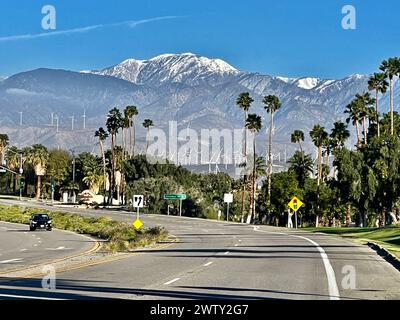 Palm Springs, Usa. März 2024. Der Windpark San Gorgonio Pass liegt in der Nähe von Palm Springs und beherbergt eine der größten Windkraftanlagen in den Vereinigten Staaten mit über 3.000 Turbinen, die saubere, erneuerbare Energie erzeugen. Die High-Tech-Megatowers werden in Zusammenarbeit mit der NASA entwickelt und durch staatliche und staatliche Subventionen gepflegt. Palm Springs, CA, USA, 13. März 2024. März 2024 Foto: Paul Harris Photography/ABACAPRESS.COM Credit: Abaca Press/Alamy Live News Stockfoto