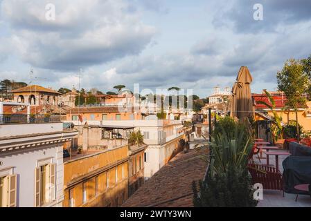 Wunderschöne Terrasse in Rom, Italien an einem sonnigen Tag. Stockfoto