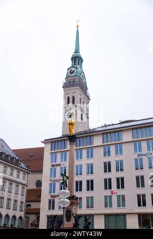 München, Deutschland - 23. Dezember 2021: St. Peter's Church, eine römisch-katholische Pfarrkirche in der Münchner Innenstadt. Stockfoto