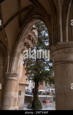 München, Deutschland - 26. DEZEMBER 2021: Gebäude rund um den Marienplatz, einen der lebendigsten Plätze in München, der bayerischen Hauptstadt Stockfoto