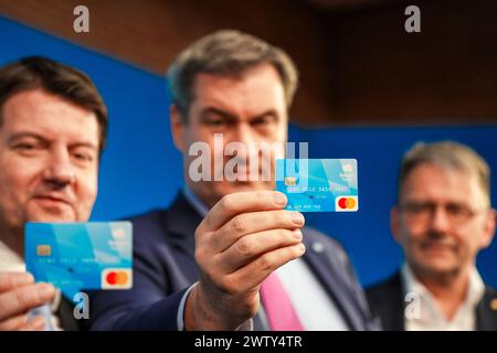 München, Bayern, Deutschland - 20. März 2024: Bayerischer Ministerpräsident Dr. Markus Söder CSU präsentiert die bayerische Zahlungskarte für Asylbewerber auf einer Pressekonferenz in München *** Ministerpräsident von Bayern Dr. Markus Söder CSU präsentier auf einer Pressekonferenz in München die bayerische Bezahlkarte für Asylbewerber Stockfoto