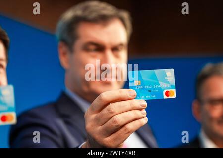 München, Bayern, Deutschland - 20. März 2024: Bayerischer Ministerpräsident Dr. Markus Söder CSU präsentiert die bayerische Zahlungskarte für Asylbewerber auf einer Pressekonferenz in München *** Ministerpräsident von Bayern Dr. Markus Söder CSU präsentier auf einer Pressekonferenz in München die bayerische Bezahlkarte für Asylbewerber Stockfoto