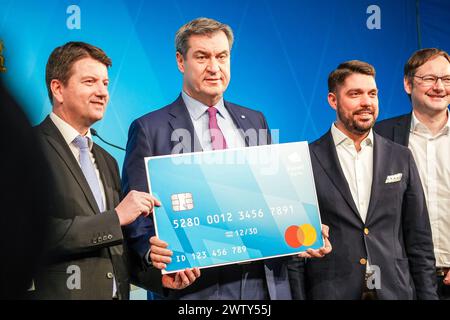 München, Bayern, Deutschland - 20. März 2024: Bayerischer Ministerpräsident Dr. Markus Söder CSU präsentiert die bayerische Zahlungskarte für Asylbewerber auf einer Pressekonferenz in München *** Ministerpräsident von Bayern Dr. Markus Söder CSU präsentier auf einer Pressekonferenz in München die bayerische Bezahlkarte für Asylbewerber Stockfoto