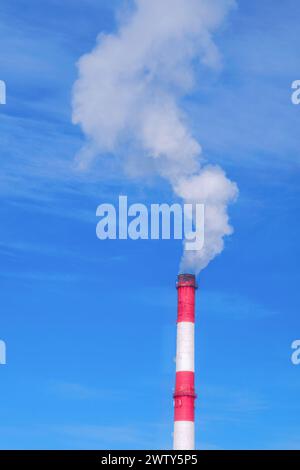 Rauchende Pfeifen, die Wolken vor dem Hintergrund des Sonnenuntergangs bilden. Luftverunreinigung durch Kohlendioxid. Umweltverschmutzung. Stockfoto