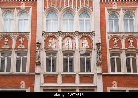 München - 23. Dezember 2021: Klassisches architektonisches und ornamentales Detail in München, der Hauptstadt des Bayerischen Bundeslandes. Stockfoto