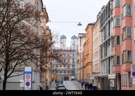 München, Deutschland - 26. Dezember 2021: Typische Architektur und Straßenblick in München, der bayerischen Landeshauptstadt. Stockfoto