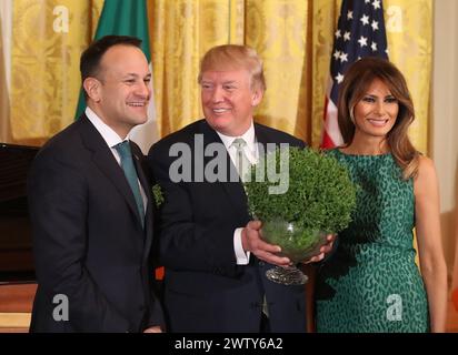 Aktenfoto vom 15.3/2018, der irische Taoiseach Leo Varadkar, präsentiert US-Präsident Donald Trump eine Schüssel Shamrock, während Melania Trump während der jährlichen Verleihung im Weißen Haus in Washington DC, USA, zusieht. Ausgabedatum: Mittwoch, 20. März 2024. Stockfoto