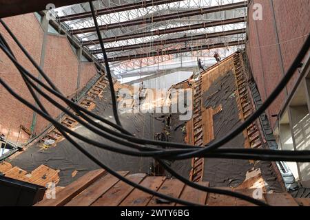 Die Bauarbeiten zur Sicherung und Bergung des eingestuerzten Daches an der katholischen St. Elisabethkirche in Kassel schreiten voran Foto vom 20.03.2024. Das Dach war am 6. November 2023 eingestuerzt. Dabei war ein Mensch leicht verletzt worden. Siehe epd-Meldung vom 20.3.2024 NUR REDAKTIONELLE VERWENDUNG *** Bauarbeiten zur Sicherung und Bergung des eingestürzten Daches der katholischen Kirche St. Elisabeths in Kassel sind im Gange Foto vom 20 03 2024 das Dach war am 6. November eingestürzt, 2023 eine Person wurde leicht verletzt siehe epd-Bericht vom 20 3 2024 NUR REDAKTIONELLE VERWENDUNG Copyright: epd-bild/AndreasxFischer Stockfoto