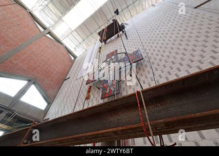 Die Bauarbeiten zur Sicherung und Bergung des eingestuerzten Daches an der katholischen St. Elisabethkirche in Kassel schreiten voran Foto vom 20.03.2024. Das Dach war am 6. November 2023 eingestuerzt. Dabei war ein Mensch leicht verletzt worden. Siehe epd-Meldung vom 20.3.2024 NUR REDAKTIONELLE VERWENDUNG *** Bauarbeiten zur Sicherung und Bergung des eingestürzten Daches der katholischen Kirche St. Elisabeths in Kassel sind im Gange Foto vom 20 03 2024 das Dach war am 6. November eingestürzt, 2023 eine Person wurde leicht verletzt siehe epd-Bericht vom 20 3 2024 NUR REDAKTIONELLE VERWENDUNG Copyright: epd-bild/AndreasxFischer Stockfoto