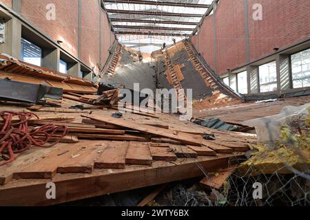 Die Bauarbeiten zur Sicherung und Bergung des eingestuerzten Daches an der katholischen St. Elisabethkirche in Kassel schreiten voran Foto vom 20.03.2024. Das Dach war am 6. November 2023 eingestuerzt. Dabei war ein Mensch leicht verletzt worden. Siehe epd-Meldung vom 20.3.2024 NUR REDAKTIONELLE VERWENDUNG *** Bauarbeiten zur Sicherung und Bergung des eingestürzten Daches der katholischen Kirche St. Elisabeths in Kassel sind im Gange Foto vom 20 03 2024 das Dach war am 6. November eingestürzt, 2023 eine Person wurde leicht verletzt siehe epd-Bericht vom 20 3 2024 NUR REDAKTIONELLE VERWENDUNG Copyright: epd-bild/AndreasxFischer Stockfoto