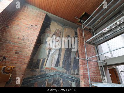 Die Bauarbeiten zur Sicherung und Bergung des eingestuerzten Daches an der katholischen St. Elisabethkirche in Kassel schreiten voran Foto vom 20.03.2024. Das Dach war am 6. November 2023 eingestuerzt. Dabei war ein Mensch leicht verletzt worden. Siehe epd-Meldung vom 20.3.2024 NUR REDAKTIONELLE VERWENDUNG *** Bauarbeiten zur Sicherung und Bergung des eingestürzten Daches der katholischen Kirche St. Elisabeths in Kassel sind im Gange Foto vom 20 03 2024 das Dach war am 6. November eingestürzt, 2023 eine Person wurde leicht verletzt siehe epd-Bericht vom 20 3 2024 NUR REDAKTIONELLE VERWENDUNG Copyright: epd-bild/AndreasxFischer Stockfoto