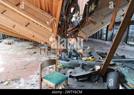 Die Bauarbeiten zur Sicherung und Bergung des eingestuerzten Daches an der katholischen St. Elisabethkirche in Kassel schreiten voran Foto vom 20.03.2024. Das Dach war am 6. November 2023 eingestuerzt. Dabei war ein Mensch leicht verletzt worden. Siehe epd-Meldung vom 20.3.2024 NUR REDAKTIONELLE VERWENDUNG *** Bauarbeiten zur Sicherung und Bergung des eingestürzten Daches der katholischen Kirche St. Elisabeths in Kassel sind im Gange Foto vom 20 03 2024 das Dach war am 6. November eingestürzt, 2023 eine Person wurde leicht verletzt siehe epd-Bericht vom 20 3 2024 NUR REDAKTIONELLE VERWENDUNG Copyright: epd-bild/AndreasxFischer Stockfoto