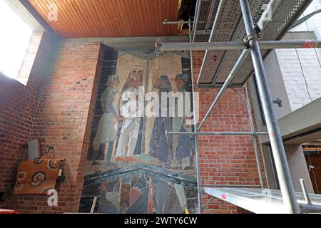 Die Bauarbeiten zur Sicherung und Bergung des eingestuerzten Daches an der katholischen St. Elisabethkirche in Kassel schreiten voran Foto vom 20.03.2024. Das Dach war am 6. November 2023 eingestuerzt. Dabei war ein Mensch leicht verletzt worden. Siehe epd-Meldung vom 20.3.2024 NUR REDAKTIONELLE VERWENDUNG *** Bauarbeiten zur Sicherung und Bergung des eingestürzten Daches der katholischen Kirche St. Elisabeths in Kassel sind im Gange Foto vom 20 03 2024 das Dach war am 6. November eingestürzt, 2023 eine Person wurde leicht verletzt siehe epd-Bericht vom 20 3 2024 NUR REDAKTIONELLE VERWENDUNG Copyright: epd-bild/AndreasxFischer Stockfoto