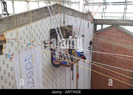 Die Bauarbeiten zur Sicherung und Bergung des eingestuerzten Daches an der katholischen St. Elisabethkirche in Kassel schreiten voran Foto vom 20.03.2024. Das Dach war am 6. November 2023 eingestuerzt. Dabei war ein Mensch leicht verletzt worden. Siehe epd-Meldung vom 20.3.2024 NUR REDAKTIONELLE VERWENDUNG *** Bauarbeiten zur Sicherung und Bergung des eingestürzten Daches der katholischen Kirche St. Elisabeths in Kassel sind im Gange Foto vom 20 03 2024 das Dach war am 6. November eingestürzt, 2023 eine Person wurde leicht verletzt siehe epd-Bericht vom 20 3 2024 NUR REDAKTIONELLE VERWENDUNG Copyright: epd-bild/AndreasxFischer Stockfoto