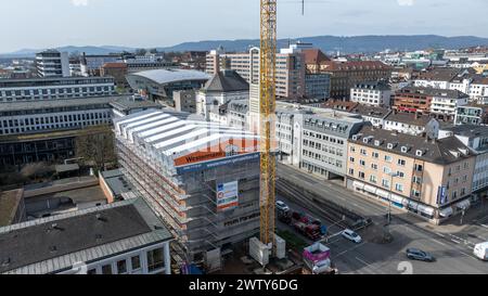 Die Bauarbeiten zur Sicherung und Bergung des eingestuerzten Daches an der katholischen St. Elisabethkirche in Kassel schreiten voran Foto vom 20.03.2024: Aussenaufnahme: Einruestung und Aufbauarbeiten an der St. Elisabethkirche in Kassel. Das Dach war am 6. November 2023 eingestuerzt. Dabei war ein Mensch leicht verletzt worden. Siehe epd-Meldung vom 20.3.2024 NUR REDAKTIONELLE VERWENDUNG *** die Bauarbeiten zur Sicherung und Bergung des eingestürzten Daches der katholischen Kirche St. Elisabeths in Kassel laufen voran Foto vom 20 03 2024 Außenaufnahme von Gerüsten und Bauarbeiten in St. Elisabeth Stockfoto