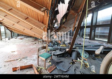 Die Bauarbeiten zur Sicherung und Bergung des eingestuerzten Daches an der katholischen St. Elisabethkirche in Kassel schreiten voran Foto vom 20.03.2024. Das Dach war am 6. November 2023 eingestuerzt. Dabei war ein Mensch leicht verletzt worden. Siehe epd-Meldung vom 20.3.2024 NUR REDAKTIONELLE VERWENDUNG *** Bauarbeiten zur Sicherung und Bergung des eingestürzten Daches der katholischen Kirche St. Elisabeths in Kassel sind im Gange Foto vom 20 03 2024 das Dach war am 6. November eingestürzt, 2023 eine Person wurde leicht verletzt siehe epd-Bericht vom 20 3 2024 NUR REDAKTIONELLE VERWENDUNG Copyright: epd-bild/AndreasxFischer Stockfoto