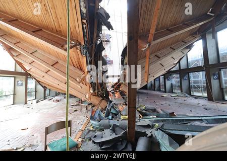 Die Bauarbeiten zur Sicherung und Bergung des eingestuerzten Daches an der katholischen St. Elisabethkirche in Kassel schreiten voran Foto vom 20.03.2024. Das Dach war am 6. November 2023 eingestuerzt. Dabei war ein Mensch leicht verletzt worden. Siehe epd-Meldung vom 20.3.2024 NUR REDAKTIONELLE VERWENDUNG *** Bauarbeiten zur Sicherung und Bergung des eingestürzten Daches der katholischen Kirche St. Elisabeths in Kassel sind im Gange Foto vom 20 03 2024 das Dach war am 6. November eingestürzt, 2023 eine Person wurde leicht verletzt siehe epd-Bericht vom 20 3 2024 NUR REDAKTIONELLE VERWENDUNG Copyright: epd-bild/AndreasxFischer Stockfoto