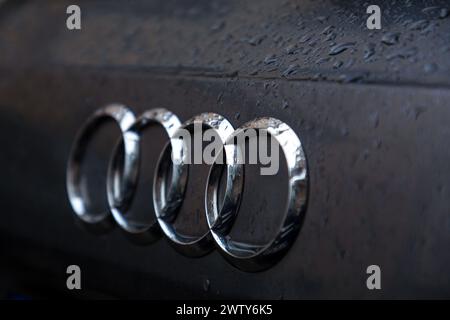 München, Deutschland - 25. Dezember 2021: Nahaufnahme des Audi-Logos auf einem Auto. Die Audi AG ist ein deutscher Automobilhersteller von Luxusfahrzeugen. Stockfoto