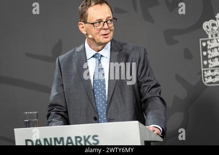 Gouverneur Christian Kettel Thomsen präsentiert die Aussichten für die dänische Wirtschaft und die Entwicklung der monetären und finanziellen Trends auf einer Pressekonferenz in Kopenhagen am Mittwoch, den 20. März 2024. (Foto: Thomas Traasdahl/Ritzau Scanpix) Stockfoto