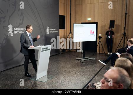 Gouverneur Christian Kettel Thomsen präsentiert die Aussichten für die dänische Wirtschaft und die Entwicklung der monetären und finanziellen Trends auf einer Pressekonferenz in Kopenhagen am Mittwoch, den 20. März 2024. (Foto: Thomas Traasdahl/Ritzau Scanpix) Stockfoto