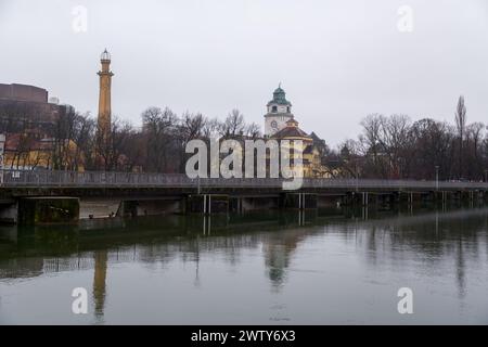 München, Deutschland - 26. Dezember 2021: Außenansicht des öffentlichen Badehauses Karl Müller in München. Das Gebäude wurde 1901 eröffnet. Stockfoto