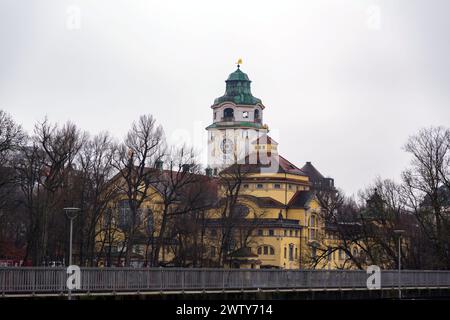 München, Deutschland - 26. Dezember 2021: Außenansicht des öffentlichen Badehauses Karl Müller in München. Das Gebäude wurde 1901 eröffnet. Stockfoto