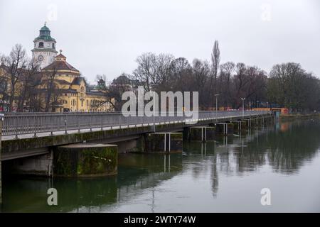 München, Deutschland - 26. Dezember 2021: Außenansicht des öffentlichen Badehauses Karl Müller in München. Das Gebäude wurde 1901 eröffnet. Stockfoto