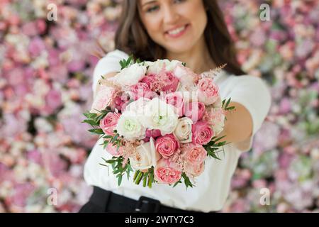 Rosa-weiße Blumenstrauß in der Hand Stockfoto