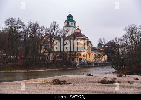 München, Deutschland - 26. Dezember 2021: Außenansicht des öffentlichen Badehauses Karl Müller in München. Das Gebäude wurde 1901 eröffnet. Stockfoto