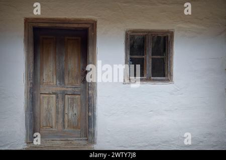 Fassade eines alten traditionellen siebenbürgischen Hauses, minimalistischer Blick Stockfoto