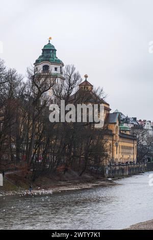 München, Deutschland - 26. Dezember 2021: Außenansicht des öffentlichen Badehauses Karl Müller in München. Das Gebäude wurde 1901 eröffnet. Stockfoto