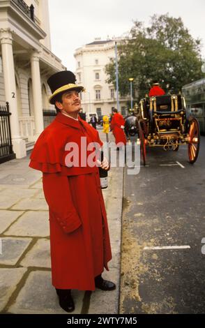 Der königliche Kutscher hat Gäste vom Buckingham Palace zum Belgrave Square gebracht. Er ist jetzt etwas betrunken. (Siehe anderes Foto, auf dem er Champagner trinkt) London Englamd 1995 1990s UK HOMER SYKES Stockfoto