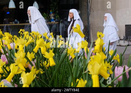 Tower Hill, London, Großbritannien. März 2024. Frühlingspätquinox, gefeiert vom Druidenorden. Quelle: Matthew Chattle/Alamy Live News Stockfoto