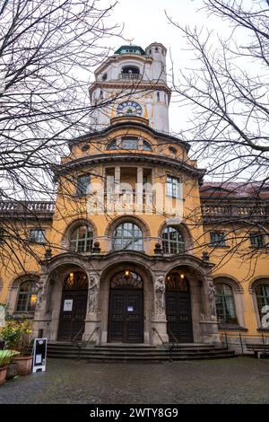 München, Deutschland - 26. Dezember 2021: Außenansicht des öffentlichen Badehauses Karl Müller in München. Das Gebäude wurde 1901 eröffnet. Stockfoto