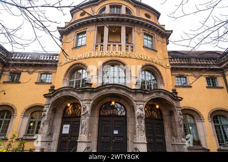 München, Deutschland - 26. Dezember 2021: Außenansicht des öffentlichen Badehauses Karl Müller in München. Das Gebäude wurde 1901 eröffnet. Stockfoto