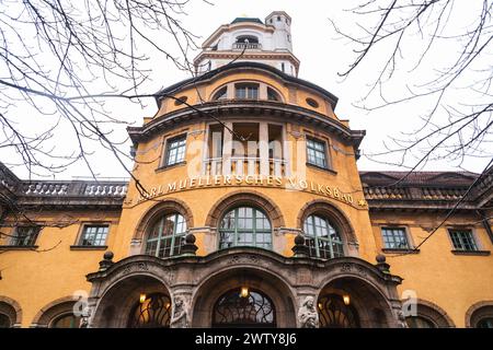 München, Deutschland - 26. Dezember 2021: Außenansicht des öffentlichen Badehauses Karl Müller in München. Das Gebäude wurde 1901 eröffnet. Stockfoto