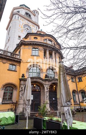 München, Deutschland - 26. Dezember 2021: Außenansicht des öffentlichen Badehauses Karl Müller in München. Das Gebäude wurde 1901 eröffnet. Stockfoto