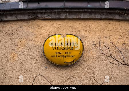 München, Deutschland - 26. Dezember 2021: Außenansicht des öffentlichen Badehauses Karl Müller in München. Das Gebäude wurde 1901 eröffnet. Stockfoto