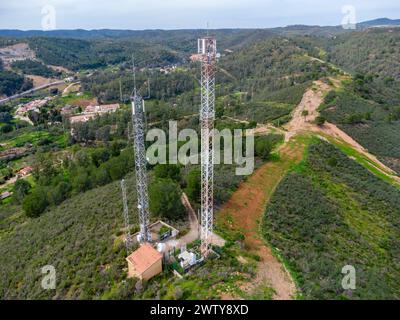 Drohnenansicht von GSM-, 4G-, 5G- und Funk-Telekommunikationstürmen auf der Spitze eines Berges. Mobilfunkturm und Transceiver-Station. Antennentransfer Stockfoto