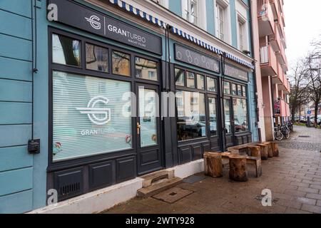 München, Deutschland - 26. Dezember 2021: Außensitze von Restaurants und Cafés in den Hauptstraßen von München, Bayern, Deutschland. Stockfoto