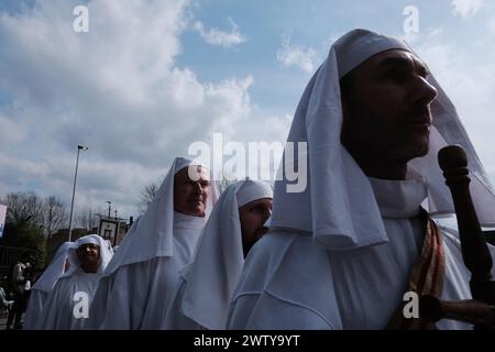 London, Großbritannien. März 2024. Anlässlich der wechselnden Jahreszeiten versammelt sich der Druidenorden auf der Tower Hill Terrace, um die Frühlings-Equinox zu beobachten. Dieses Ereignis, das tief in alten Traditionen verwurzelt ist, markiert den Moment, in dem Tag und Nacht gleich lang sind, und läutet den Frühling in der nördlichen Hemisphäre ein. Die Teilnehmer in traditioneller Kleidung nehmen an Ritualen Teil, die die zyklischen Muster der Natur ehren. (Foto: Joao Daniel Pereira/SIPA USA) Credit: SIPA USA/Alamy Live News Stockfoto