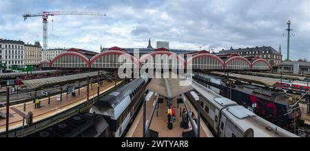 KOPENHAGEN, DÄNEMARK - 27. OKTOBER 2014: Panorama des wunderschönen Hauptbahnhofs in Kopenhagen, Dänemark Stockfoto