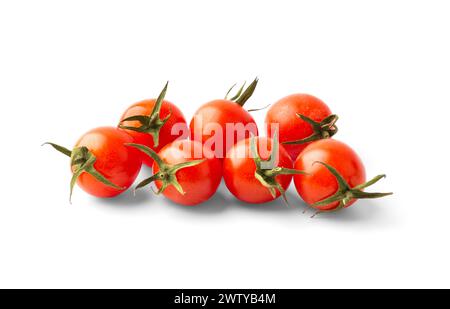 Reife frische Bio-Kirschtomaten mit grünen Stielen auf weißem Hintergrund, Nahaufnahme von oben. Kleine, wunderschön geformte Tomaten isoliert. Stockfoto