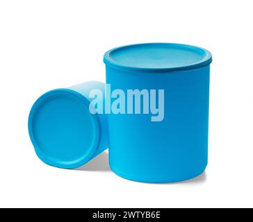 Blauer runder Kunststoff-Aufbewahrungsbehälter für Lebensmittel mit luftdichtem Deckel, isoliert auf weißem Hintergrund. Umweltfreundlicher Kunststoffbehälter, der Lebensmittel frisch hält. Stockfoto