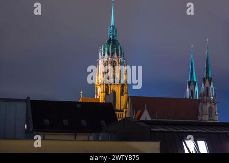 Kirchtürme der alten St. Paulskirche oder Paulskirche in München. Stockfoto