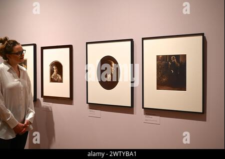 Die Ausstellung zeigt eine thematische Auseinandersetzung mit den fotografischen Arbeiten der beiden Künstler während ihrer gesamten Karriere , einschließlich ihrer bekanntesten und weniger vertrauten Werke . Sie wird mehr als 160 seltene Vintage-Drucke aus Galerien zeigen . Museen und Privatsammlungen , darunter 96 Werke von Woodman und 71 von Cameron , die die gesamte Karriere beider Fotografen abdeckten , die 100 Jahre voneinander entfernt arbeiteten . Stockfoto