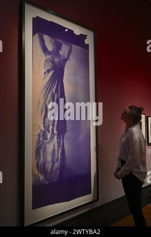 Die Ausstellung zeigt eine thematische Auseinandersetzung mit den fotografischen Arbeiten der beiden Künstler während ihrer gesamten Karriere , einschließlich ihrer bekanntesten und weniger vertrauten Werke . Sie wird mehr als 160 seltene Vintage-Drucke aus Galerien zeigen . Museen und Privatsammlungen , darunter 96 Werke von Woodman und 71 von Cameron , die die gesamte Karriere beider Fotografen abdeckten , die 100 Jahre voneinander entfernt arbeiteten . Stockfoto