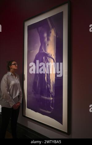 Die Ausstellung zeigt eine thematische Auseinandersetzung mit den fotografischen Arbeiten der beiden Künstler während ihrer gesamten Karriere , einschließlich ihrer bekanntesten und weniger vertrauten Werke . Sie wird mehr als 160 seltene Vintage-Drucke aus Galerien zeigen . Museen und Privatsammlungen , darunter 96 Werke von Woodman und 71 von Cameron , die die gesamte Karriere beider Fotografen abdeckten , die 100 Jahre voneinander entfernt arbeiteten . Stockfoto