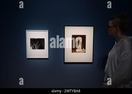 Die Ausstellung zeigt eine thematische Auseinandersetzung mit den fotografischen Arbeiten der beiden Künstler während ihrer gesamten Karriere , einschließlich ihrer bekanntesten und weniger vertrauten Werke . Sie wird mehr als 160 seltene Vintage-Drucke aus Galerien zeigen . Museen und Privatsammlungen , darunter 96 Werke von Woodman und 71 von Cameron , die die gesamte Karriere beider Fotografen abdeckten , die 100 Jahre voneinander entfernt arbeiteten . Stockfoto