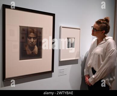 Die Ausstellung zeigt eine thematische Auseinandersetzung mit den fotografischen Arbeiten der beiden Künstler während ihrer gesamten Karriere , einschließlich ihrer bekanntesten und weniger vertrauten Werke . Sie wird mehr als 160 seltene Vintage-Drucke aus Galerien zeigen . Museen und Privatsammlungen , darunter 96 Werke von Woodman und 71 von Cameron , die die gesamte Karriere beider Fotografen abdeckten , die 100 Jahre voneinander entfernt arbeiteten . Stockfoto